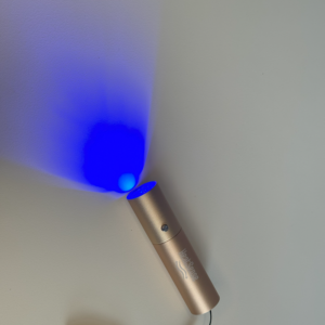 rot-blau-licht-therapie-stift-blau-licht-an